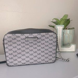 Cross body Micheal Kors purse